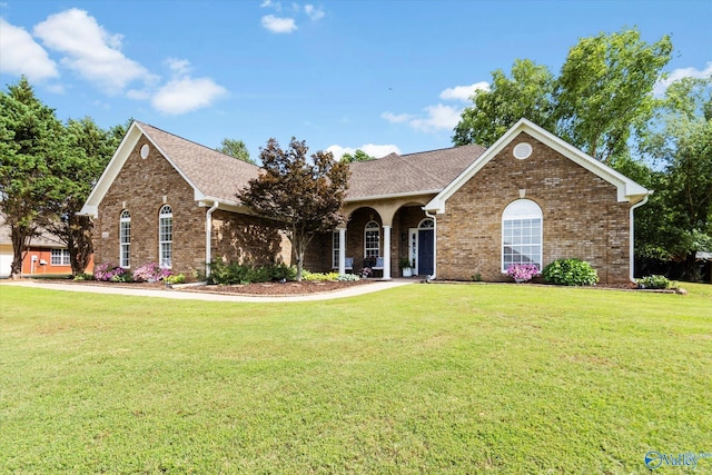 view of front facade with a front yard