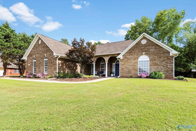 view of front of house featuring a front lawn