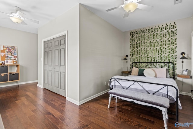 bedroom featuring ceiling fan, dark hardwood / wood-style floors, and a closet