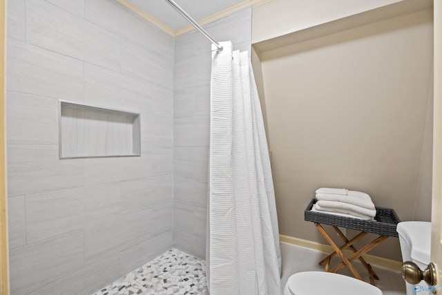 bathroom with toilet, crown molding, and curtained shower