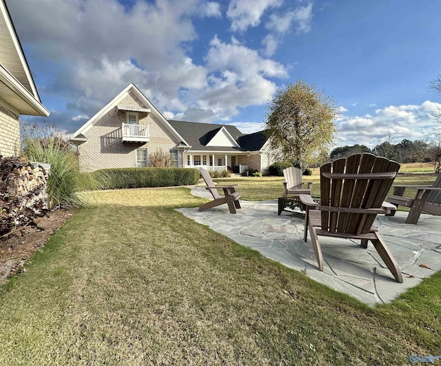 view of yard featuring a patio