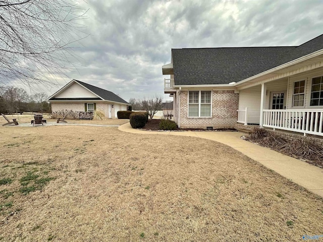 view of yard featuring an outdoor fire pit