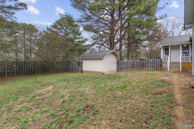 view of yard with a storage unit