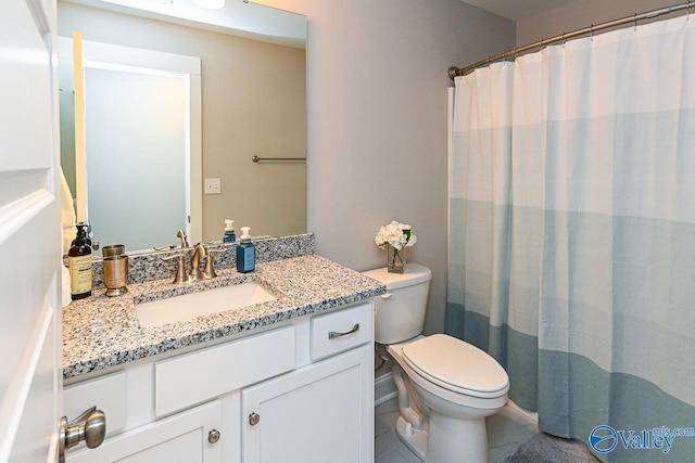 full bath with toilet, vanity, and a shower with curtain