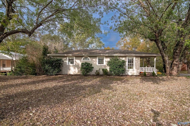 ranch-style home with a porch