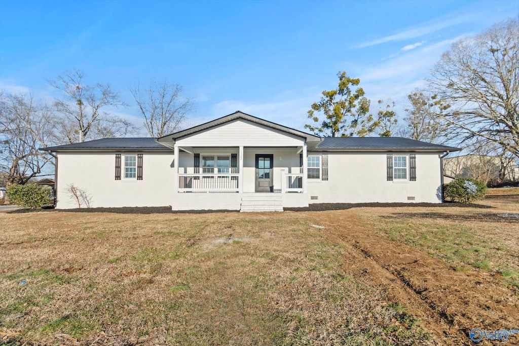 view of front of property featuring a front yard and a porch