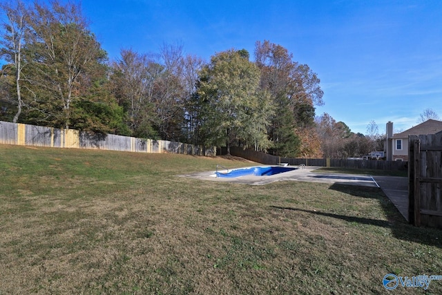 view of yard featuring a covered pool