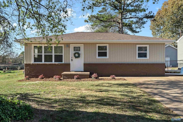 view of front of property featuring a front lawn