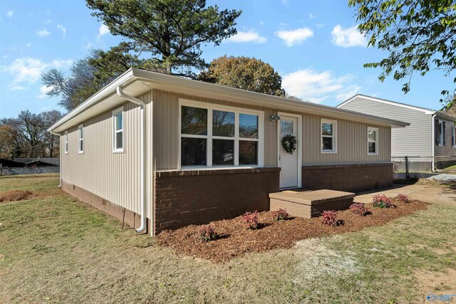 manufactured / mobile home featuring a front yard