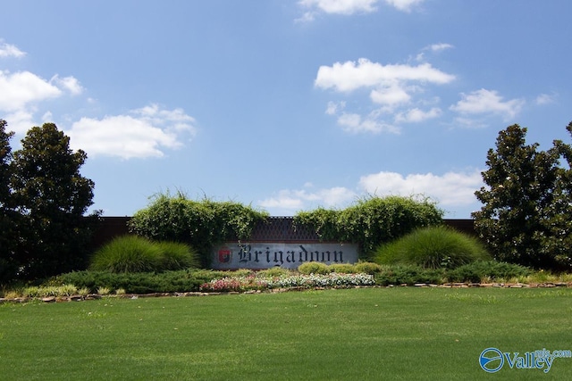 community / neighborhood sign featuring a lawn