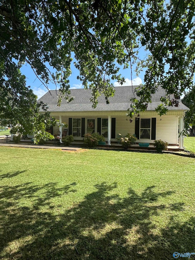 ranch-style house featuring a front yard