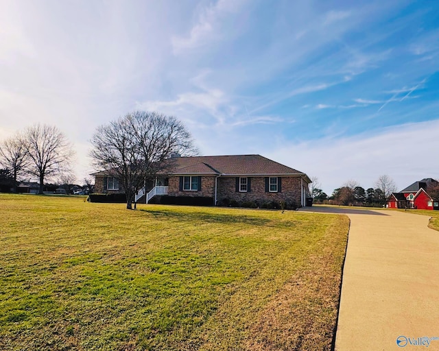 single story home with a front lawn