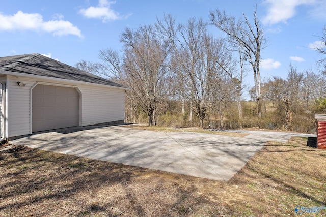 detached garage featuring concrete driveway