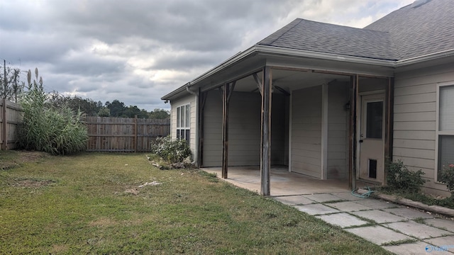 view of yard featuring a patio