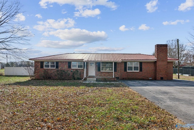 single story home featuring a front yard