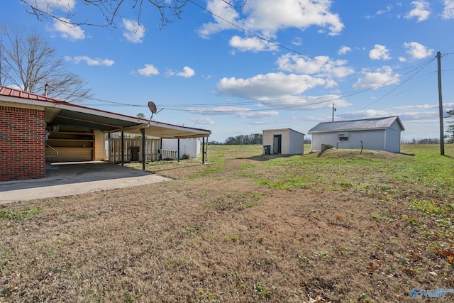 view of yard featuring an outbuilding