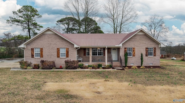 ranch-style home featuring a front lawn and covered porch