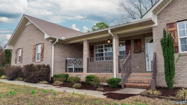 ranch-style home with a porch