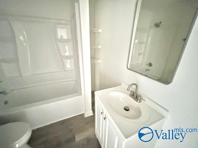 2618 NW Mountain Park Cir, Huntsville, AL 35810 - bathroom with vanity, washtub / shower combination, and wood finished floors
