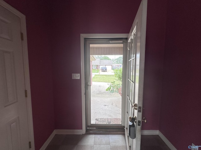 203 Lincoln Ave, Muscle Shoals, AL 35661 - doorway with baseboards