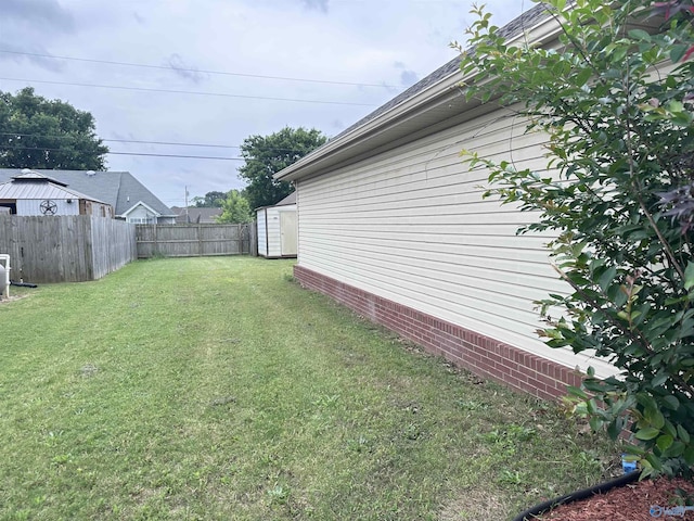 203 Lincoln Ave, Muscle Shoals, AL 35661 - view of yard with a storage unit and an outbuilding