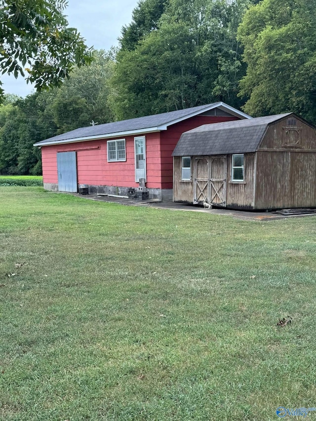 view of front facade with an outdoor structure and a front yard