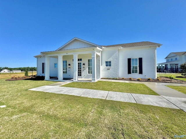 view of front of property with a front lawn