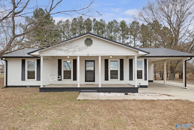 view of front of home with a porch, a carport, and a front yard