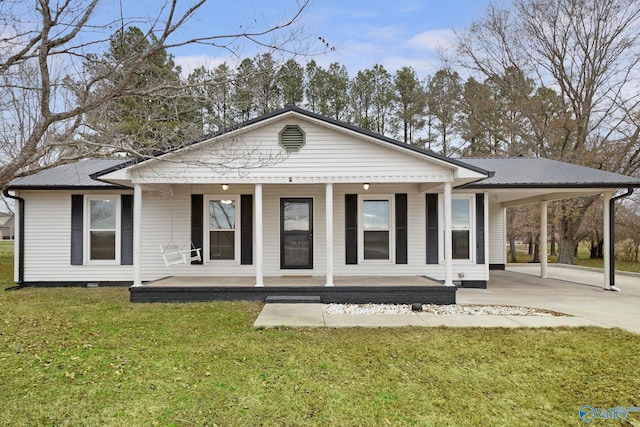 view of front facade featuring a carport, covered porch, and a front lawn