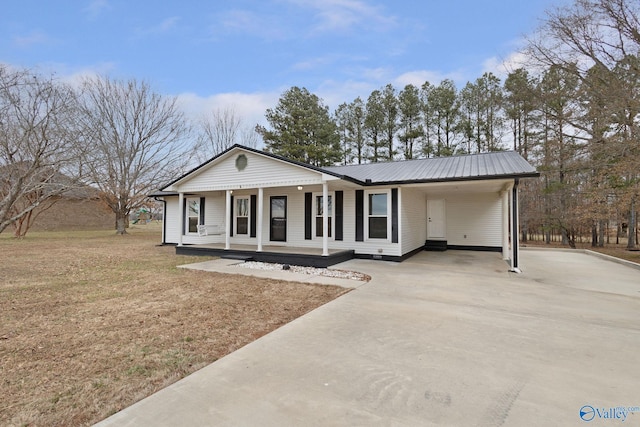 view of front of property with a front lawn, a carport, and a porch