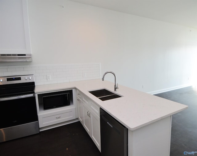 kitchen featuring a peninsula, decorative backsplash, dishwashing machine, electric stove, and a sink