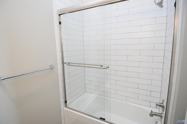 bathroom with combined bath / shower with glass door
