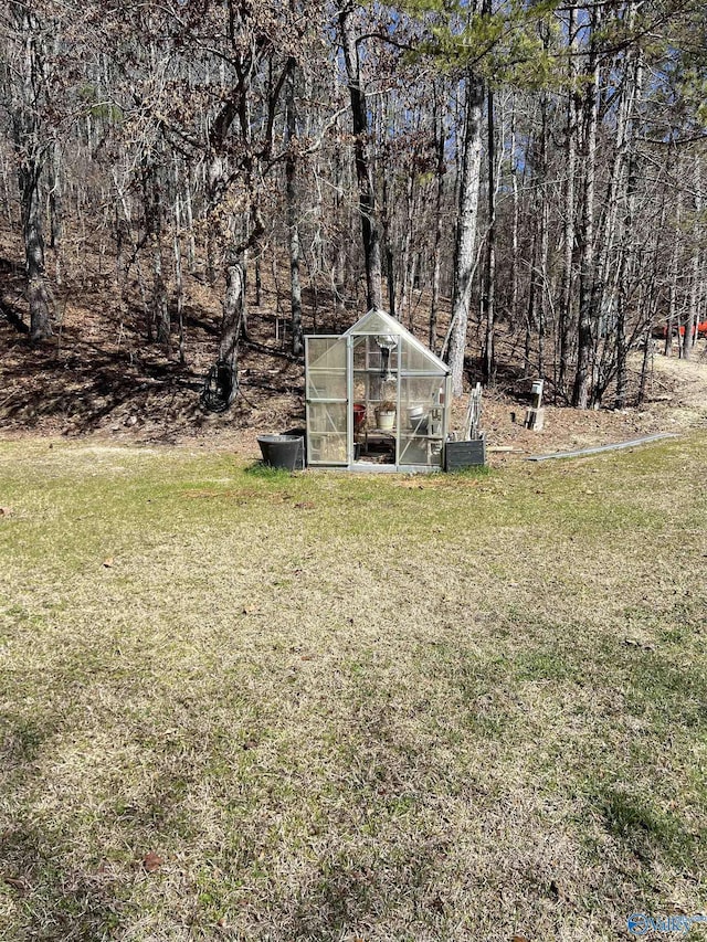 view of yard featuring an exterior structure and an outbuilding