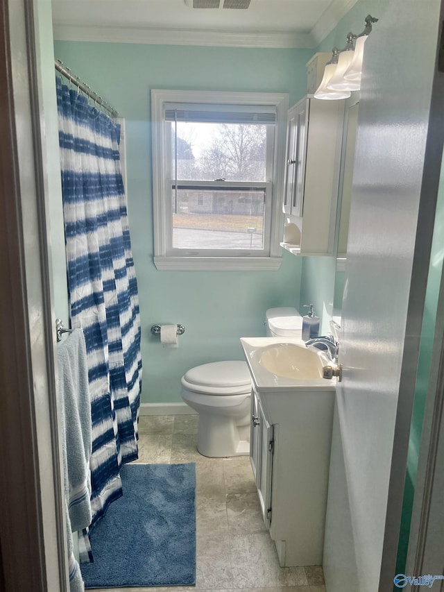 full bath featuring a shower with shower curtain, toilet, ornamental molding, vanity, and baseboards