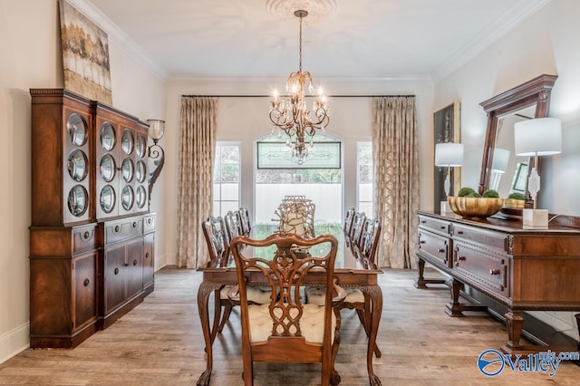 dining space featuring crown molding, light hardwood / wood-style flooring, and an inviting chandelier