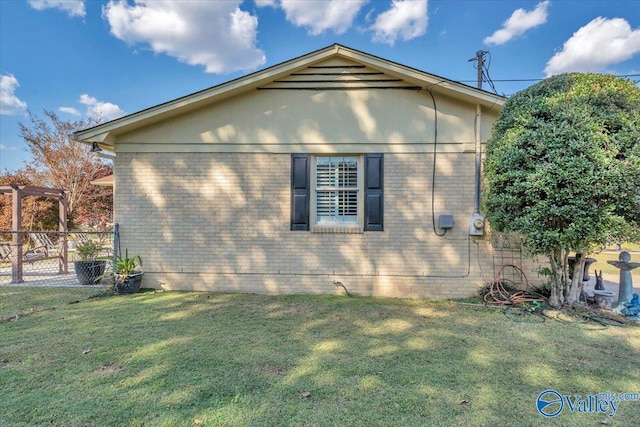 view of side of property featuring a lawn