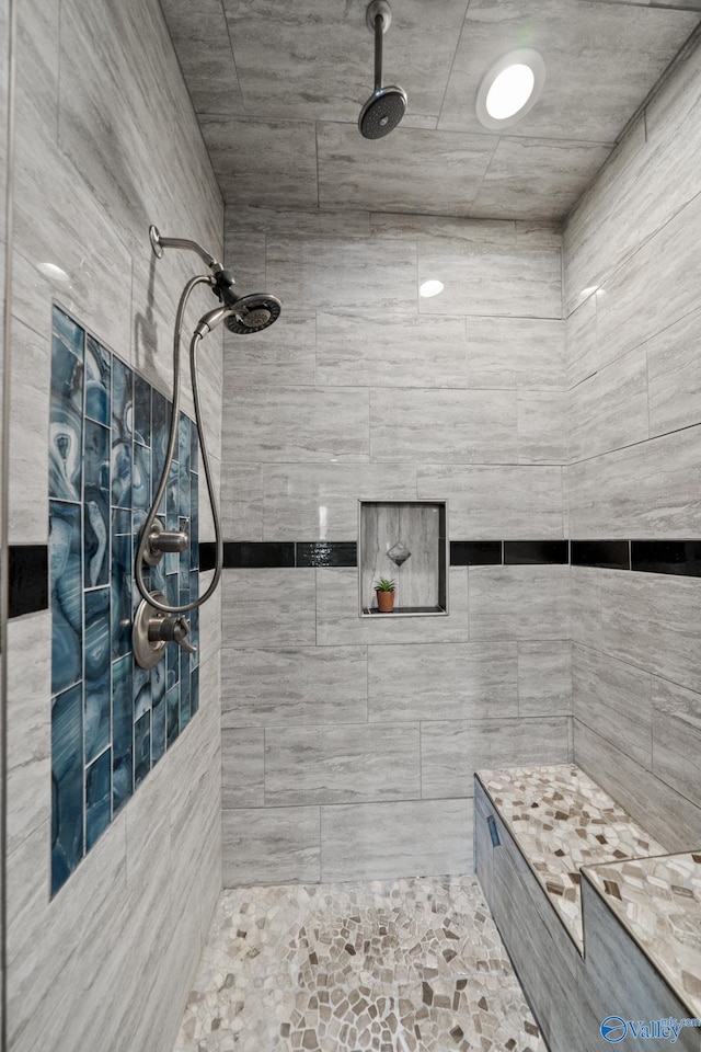 bathroom featuring tiled shower