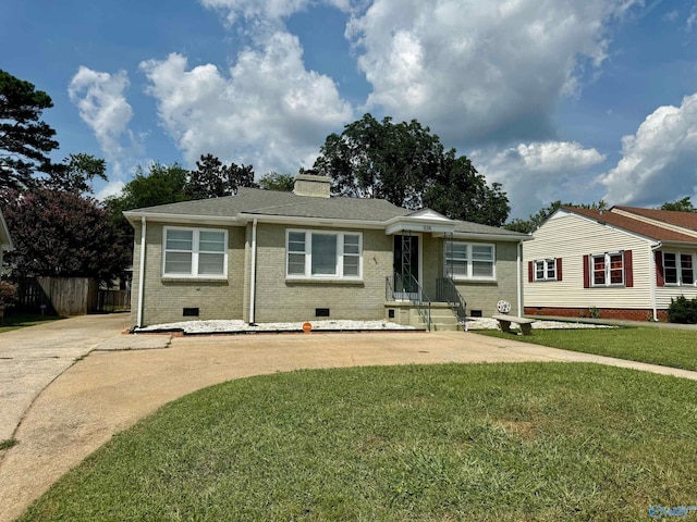 view of front of home featuring a front yard