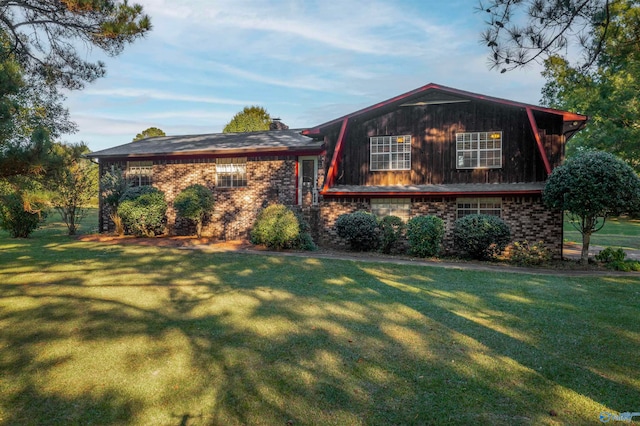 view of front of home with a front lawn