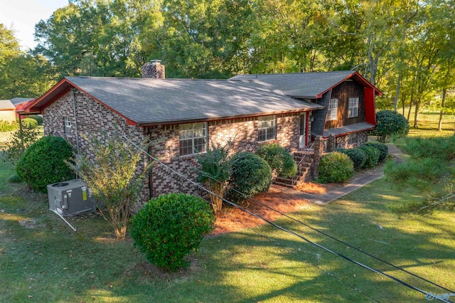 view of front facade with a front yard