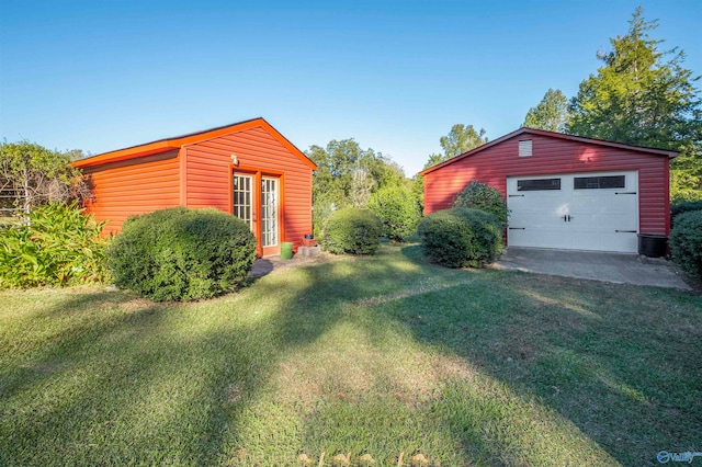 view of yard featuring an outdoor structure