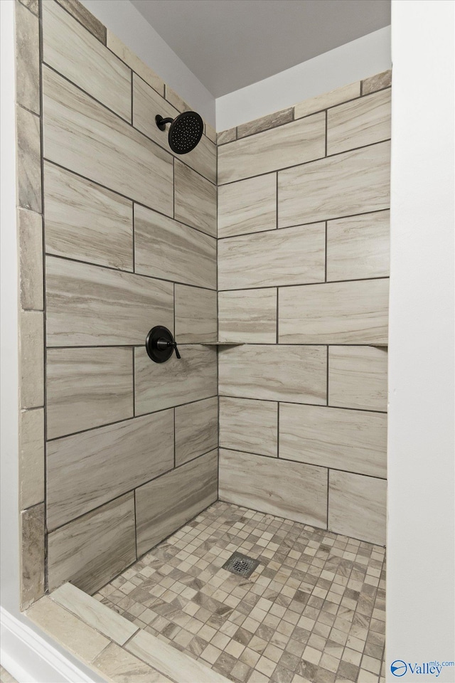 bathroom featuring a tile shower