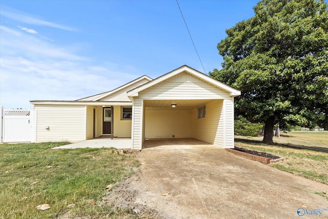 view of front of property featuring a carport and a front lawn