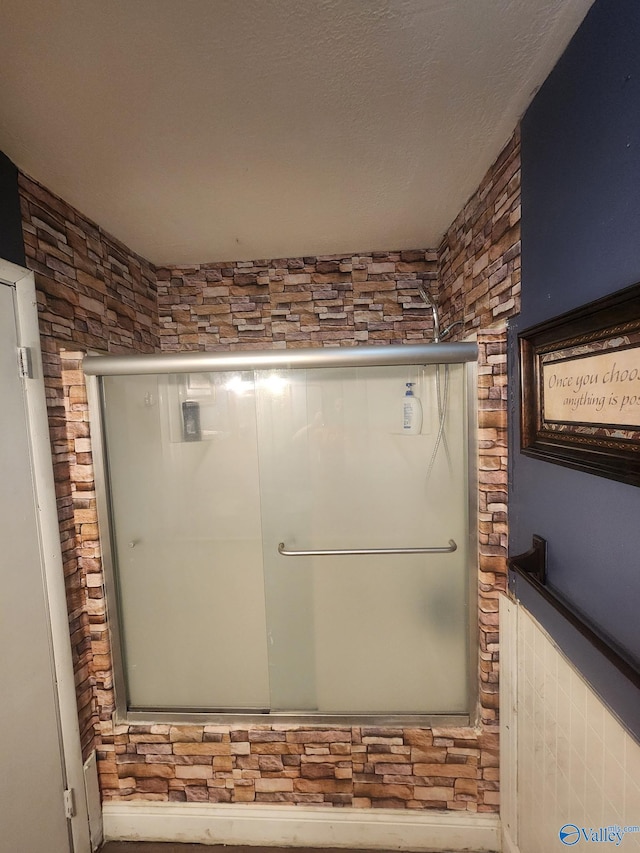 bathroom featuring a textured ceiling