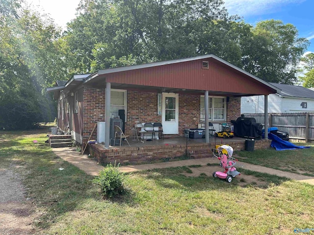 view of front facade featuring a porch and a front lawn