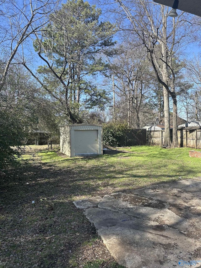 view of yard featuring a garage and an outdoor structure