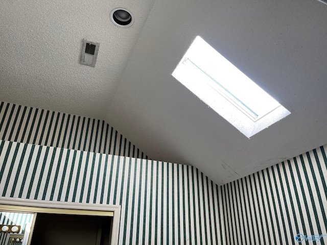 room details featuring a skylight