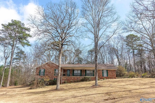 ranch-style house featuring a front lawn and brick siding