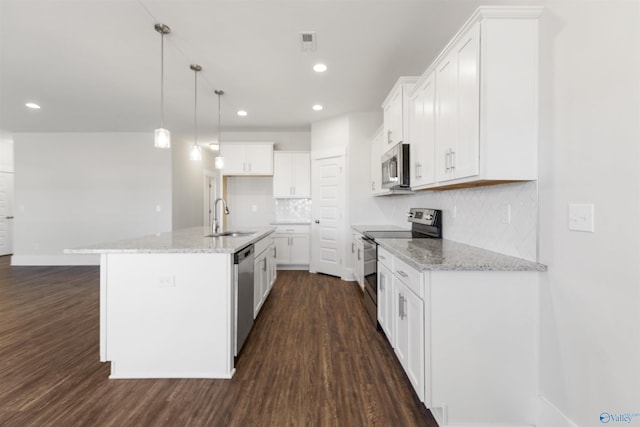 kitchen featuring stainless steel appliances, dark wood-style flooring, a sink, visible vents, and backsplash