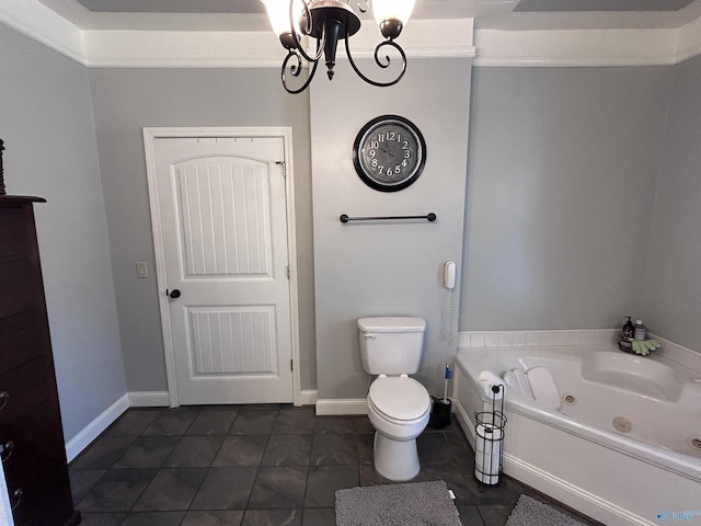 full bathroom with baseboards, toilet, an inviting chandelier, and a whirlpool tub